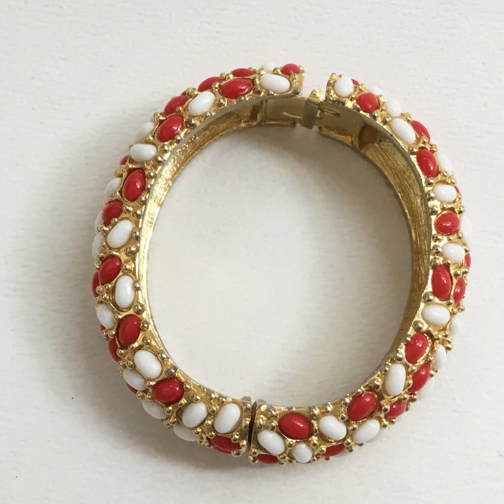 Kenneth Jay Lane KJL Red & White Plastic Cabochon Gold Tone Hinged Bracelet - Picture 5 of 15